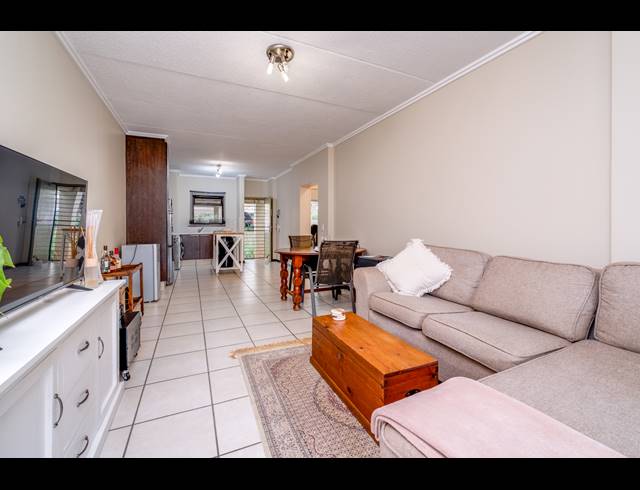 2 BEDROOM APARTMENT FOR SALE IN BRYANSTON